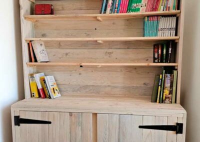 Grand meuble bibliothèque en bois clair réalisé sur mesure dans les Pyrénées-Orientales.