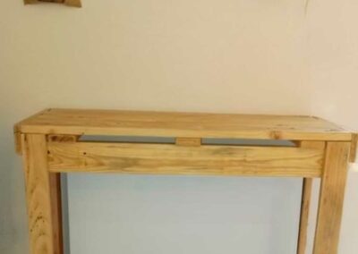 Table console étroite en bois de palette pour couloir, style local.