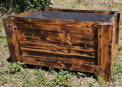 Grand bac à fleurs en bois pour jardin à Rivesaltes.