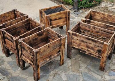 Jardinières hautes en bois pour potager urbain à Perpignan.