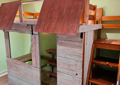 Lit mezzanine forme cabane en bois installé dans une chambre à Perpignan.