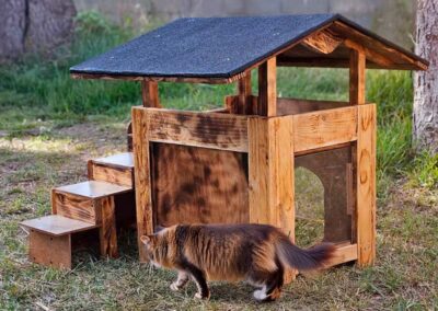 Cabane pour chien ou chat solide en bois de récupération fabriquée dans le 66.