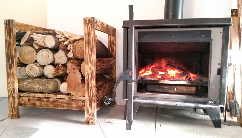 Meuble de stockage bois de chauffage palette réalisé dans le 66.