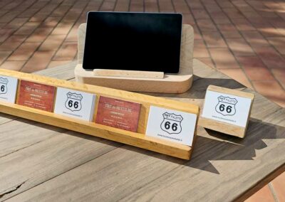 Support présentoir pour flyers ou cartes de visite en bois recyclé.