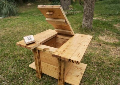 Table avec compartiment secret en bois de palette avec couvercle.