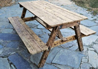 Grande table de pique-nique en bois traité fabriquée dans le 66.