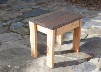 Petit tabouret artisanal en bois de palette recyclé fabriqué à Perpignan.