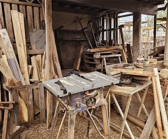 Zone de découpe extérieure avec scie sur table pour le travail du bois de palette