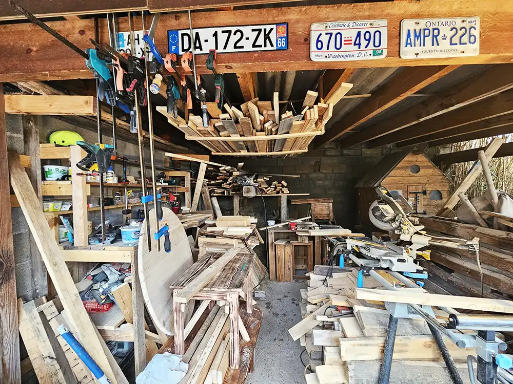 Vue intérieure de l'atelier Tout en Palette 66 avec outils et établi à Rivesaltes